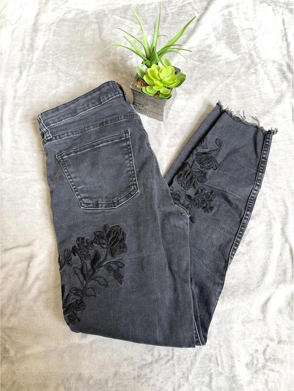 Zara Black Embroidered Floral Skinny Jeans with Frayed Hem Size 6
